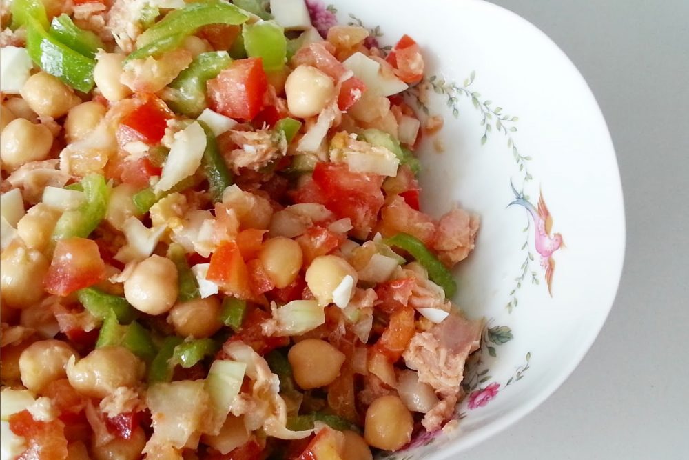 Receta de ensalada de garbanzos y pimientos rojos