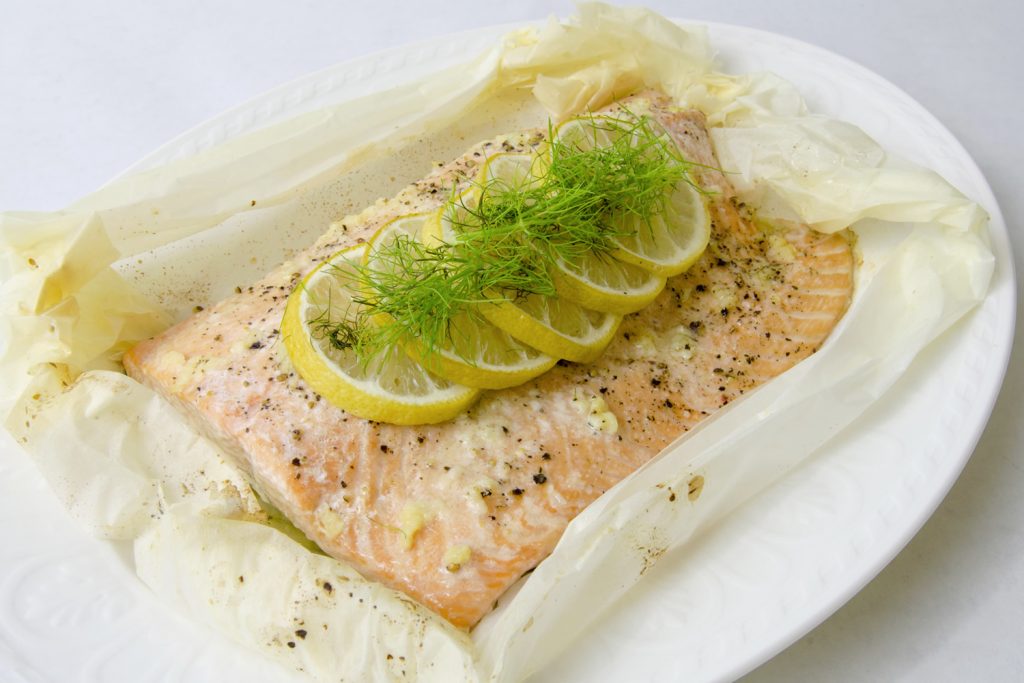 Receta de salmón al papillote comer pescado de forma sana