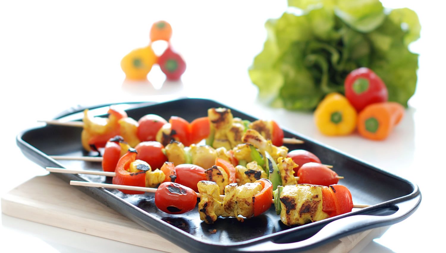 brocheta de pollo y tomates cherry