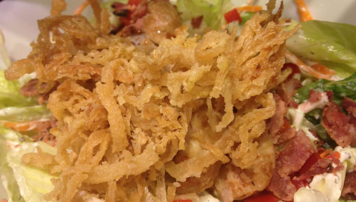 Ensalada Louisiana con Pollo y Beicon